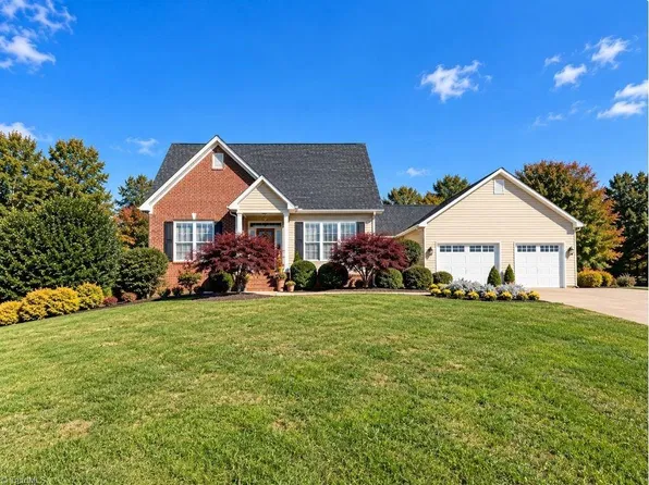 126 Glen Oaks Dr, King, NC 27021