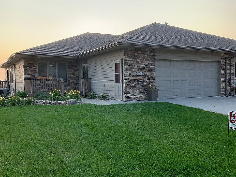 Front view yard and garage