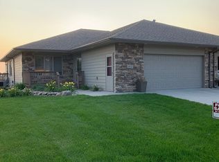 1417 Sharpstone Dr, Mitchell, SD 57301