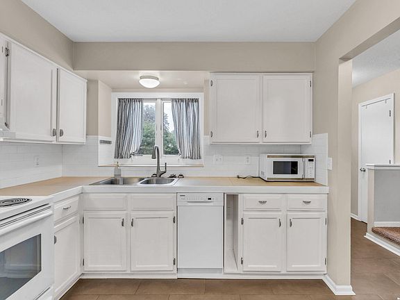 5th image of 3811 Overland Dr