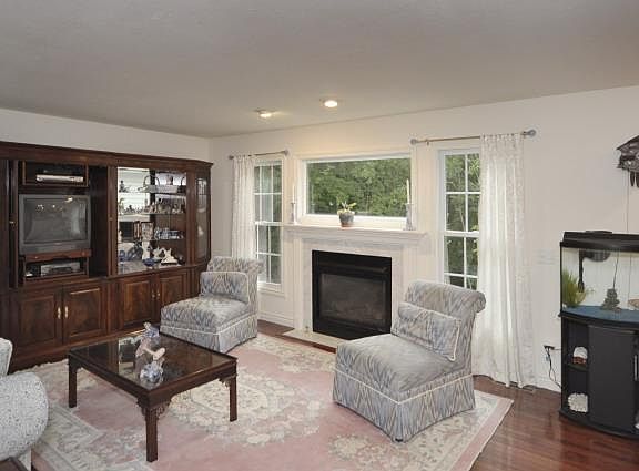 4th image of 9550 Elwood Dr