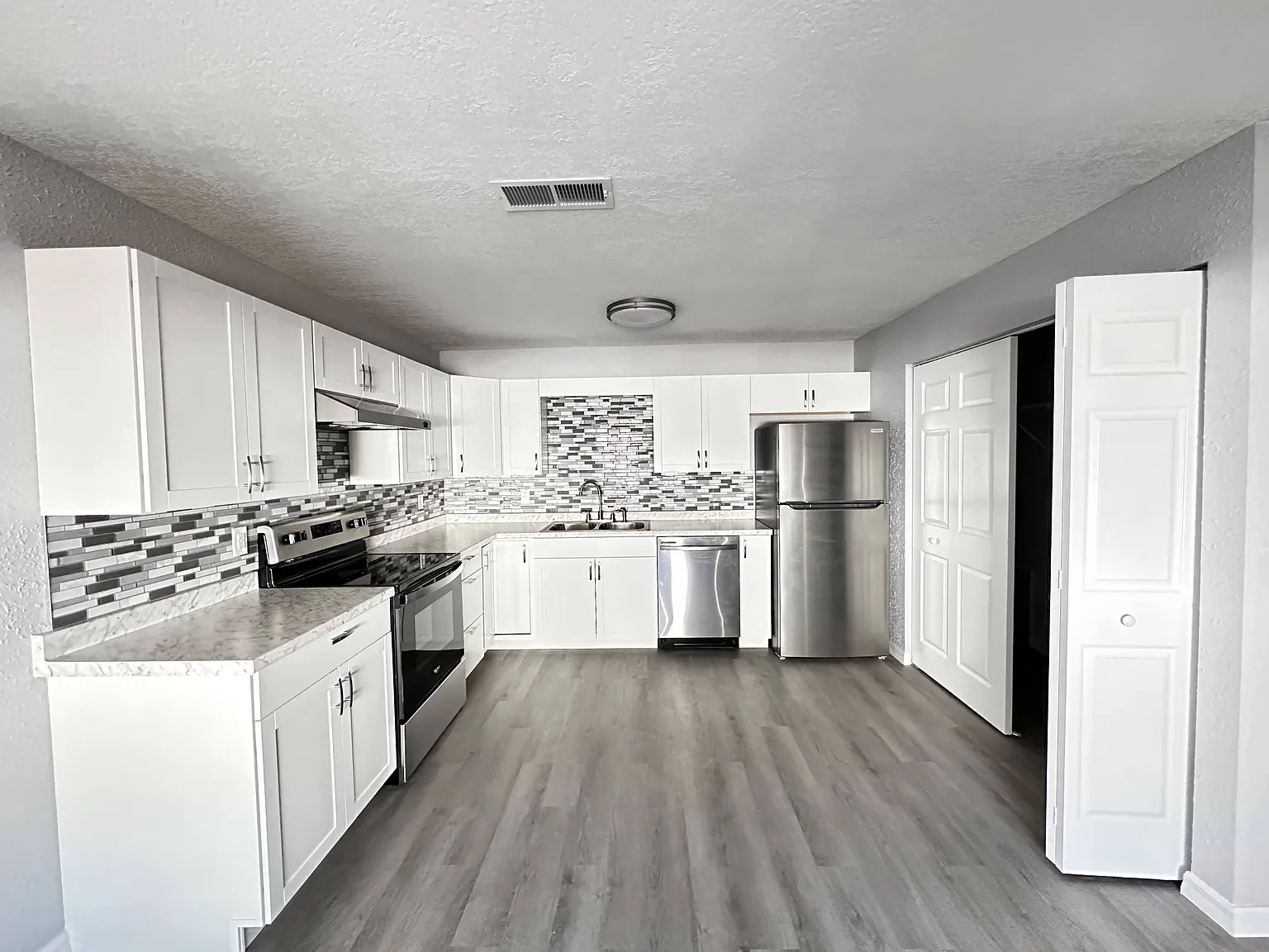 3761 NE 40th Pl - D - 1 — Photo 3
