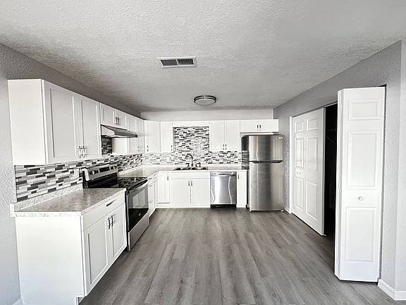 3rd image of 3761 NE 40th Pl APT D
