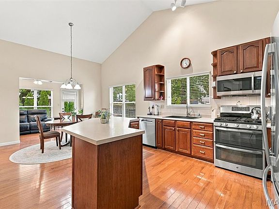 3rd image of 409 Mannington Dr