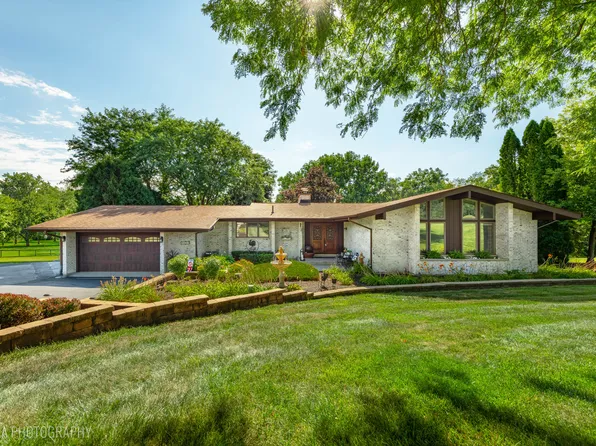 3103 Stonegate Dr, Crystal Lake, IL 60012