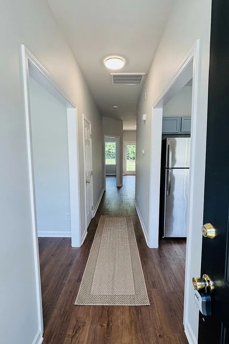 5 bed, 2.5 bath, 1900 sqft, $2,550 — Photo 3