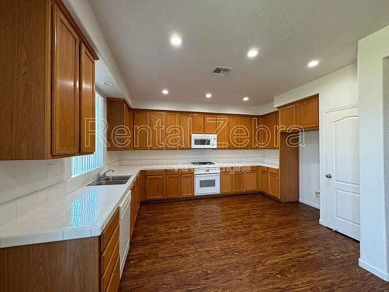 256 Mono Lake Ave — Photo 6