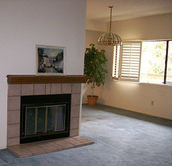 Fireplace, 9 ft ceilings
