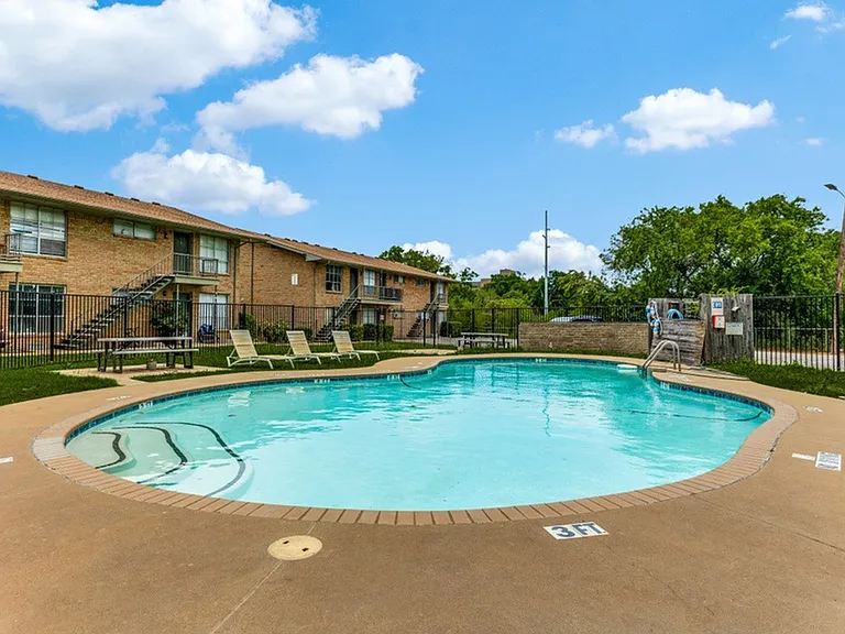 Dell Marr Allandell Apartments Pool