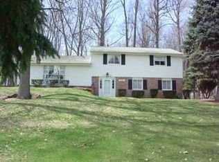 8044 Rolling Brook Rd, Sagamore Hills, OH 44067