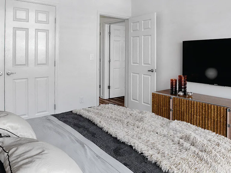 Echo Pond Luxury Apartments — Photo 3