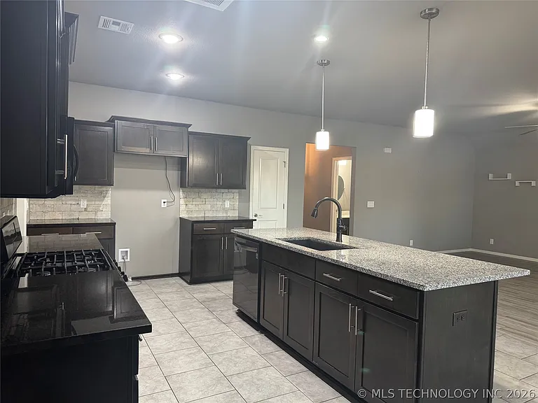 7413 S Hemlock Ave — Photo 29