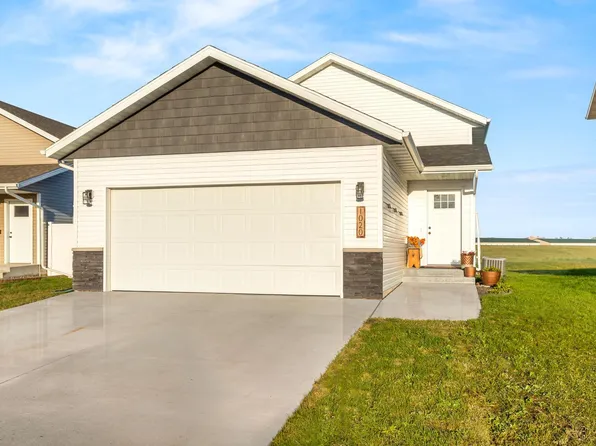 1020 Highland Ln W, West Fargo, ND 58078