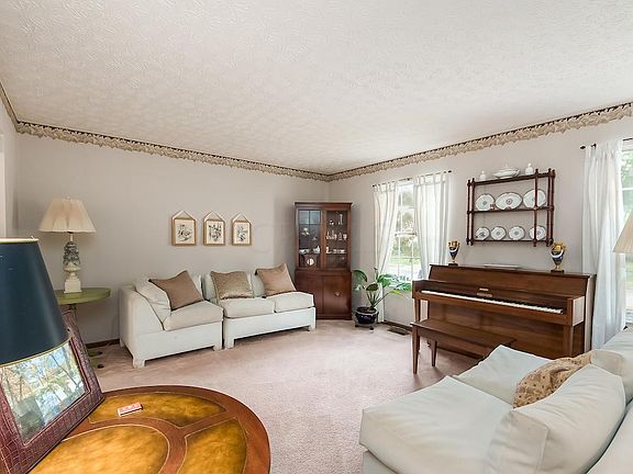 5th image of 385 Howland Dr