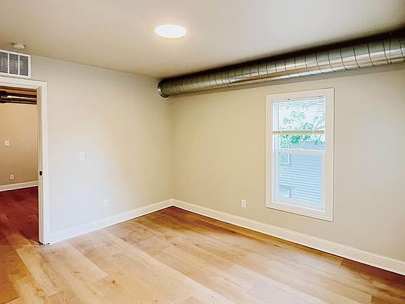 4th image of 826 20th Ave NE APT 2