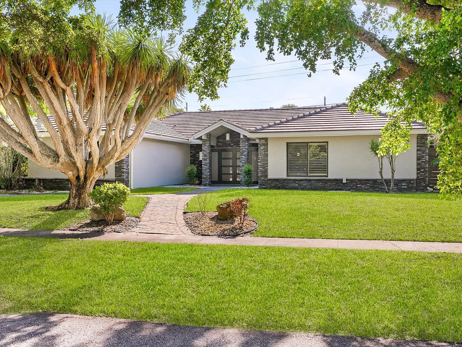 4 bed, 3.0 bath, 2484 sqft, $7,500 — Photo 3