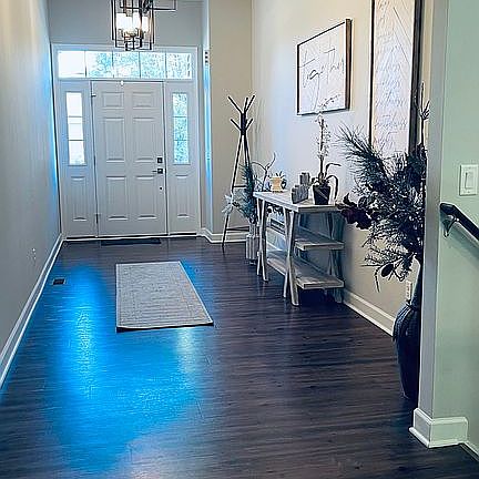 3rd image of 915 Windamere Ln