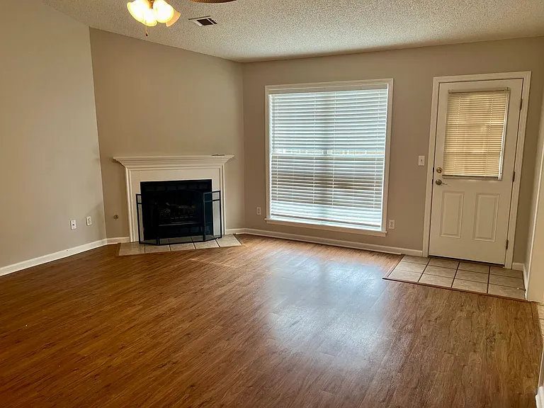 2105 Sheffield Dr — Photo 3
