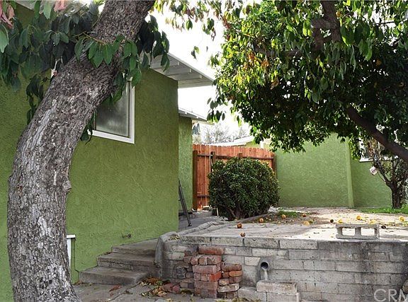 Front house (side of) on your left. To the right in the back is the back house.
