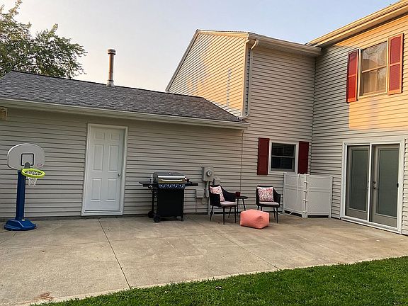 3rd image of 544 Woodlake Dr
