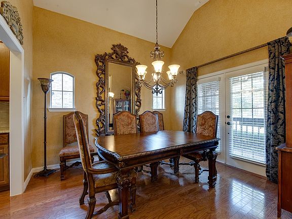 3rd image of 2581 Shoreview Dr
