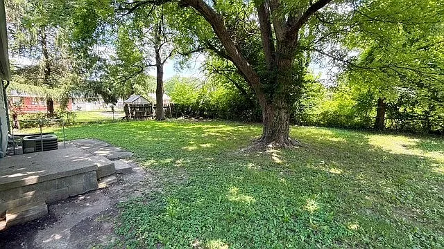 3 bed, 1.0 bath, 912 sqft, $1,250 — Photo 2