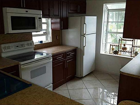 4th image of 4674 Lakeside Cir