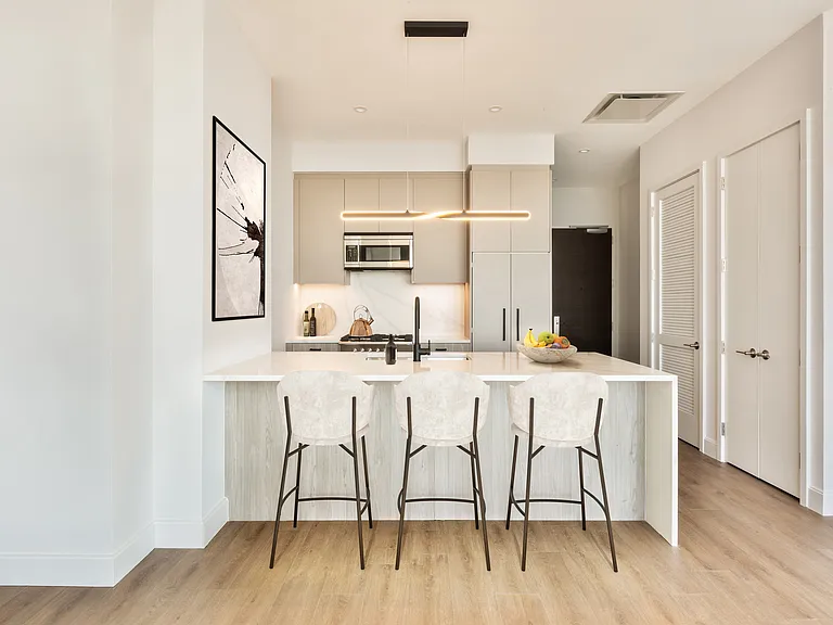2315 44th Dr #Penthouse 2B — Photo 4