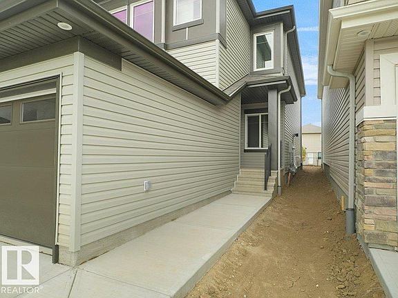 4th image of 912 17th Ave NW
