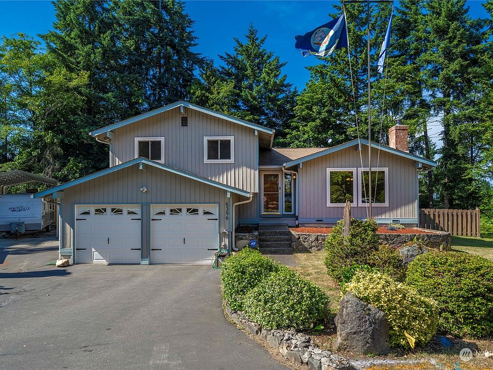 Welcome home to this 2451 sq. ft. 4 bed and 2.5 bath home on .33 of an acre. Wonderful pie shaped lot with a fully fenced back yard.>
