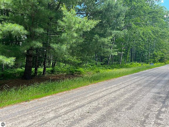 2nd image of Woodridge Dr