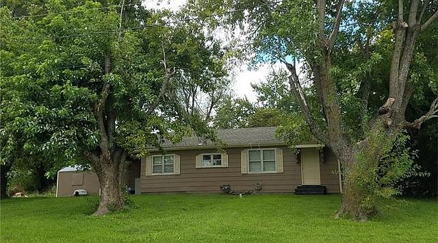 2nd image of 2202 Hickory St