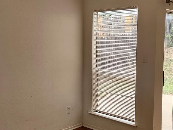5th image of 1114 Royal Crest Dr