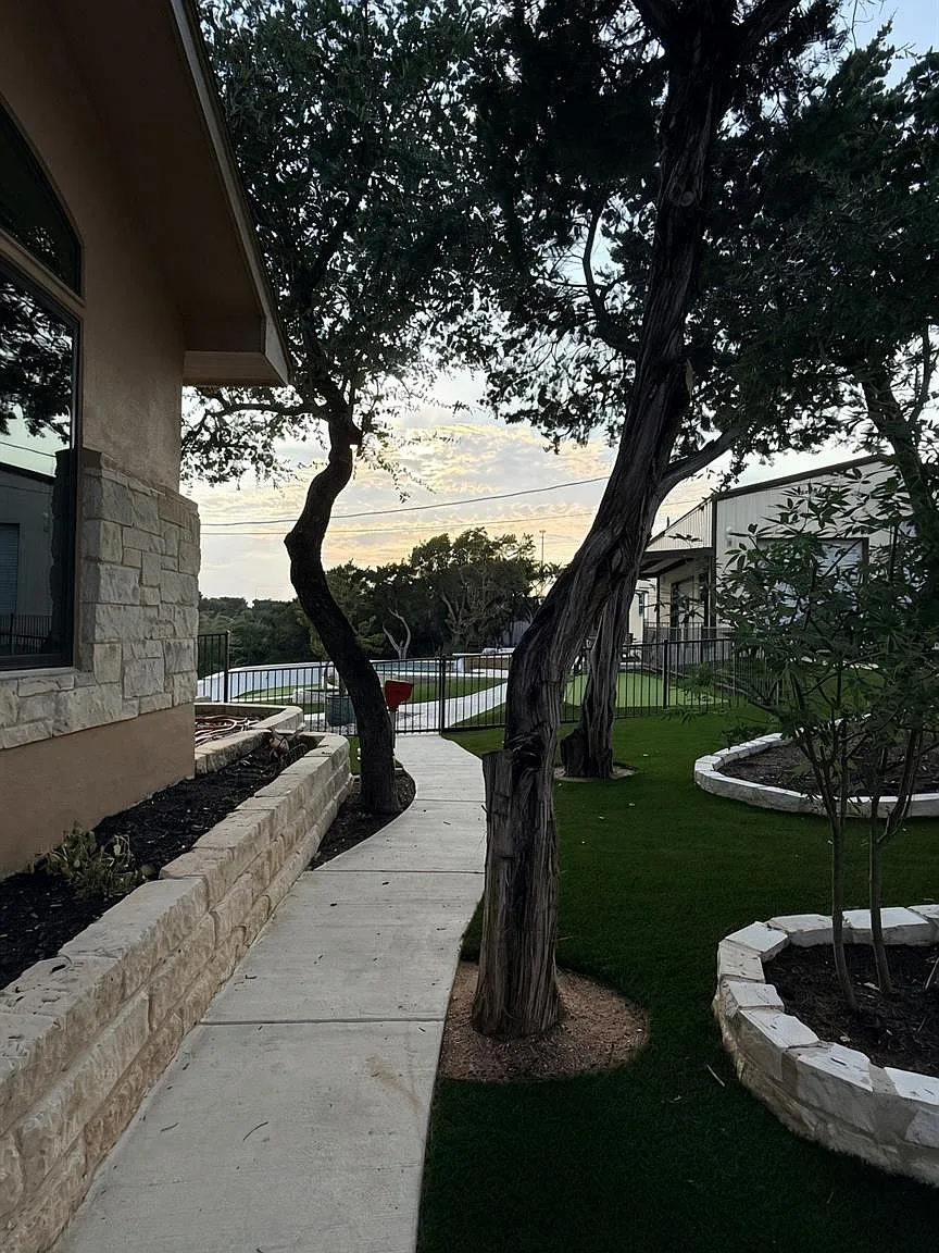 4 bed, 3.0 bath, 2759 sqft, $8,500 — Photo 2