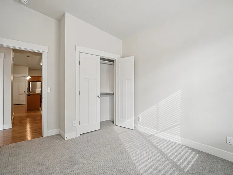 Cresthaven Apartments — Photo 23