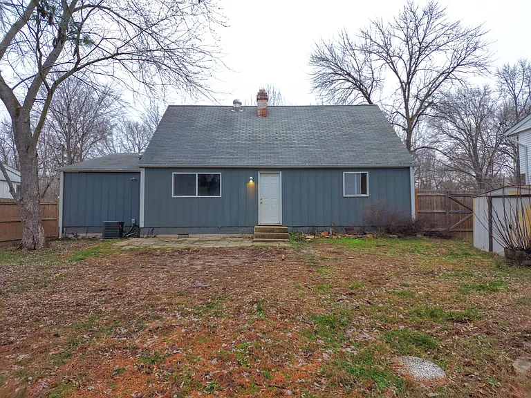 1013 W Willow St — Photo 2