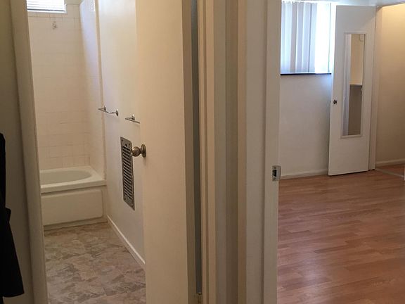 5th image of 830 S Barrington Ave APT 4