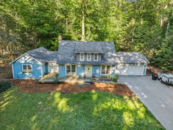 282 Dyken Dr, Holland, MI 49424