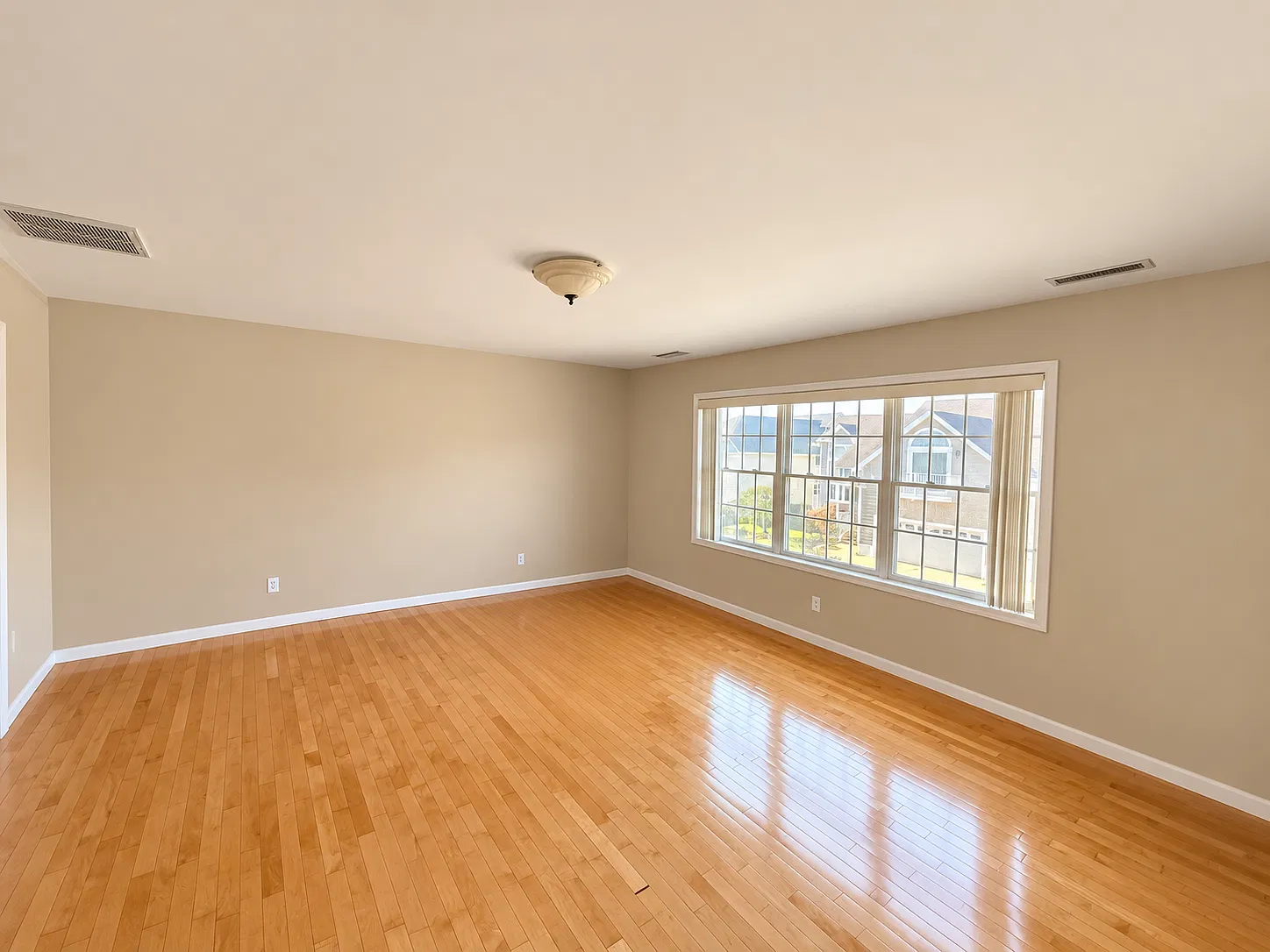3 bed, 2.5 bath, 2160 sqft, $3,200 — Photo 3