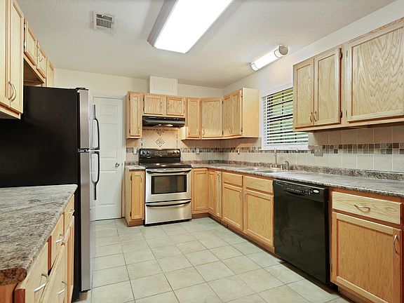 4th image of 15283 Northwood Hills Dr