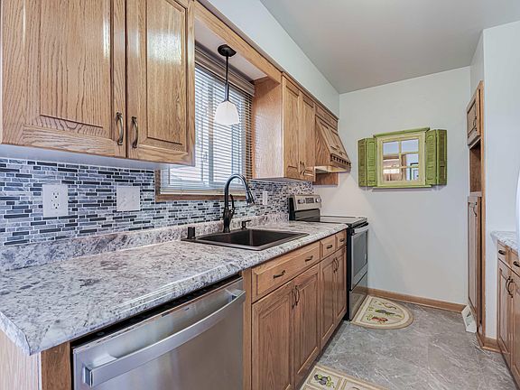 4th image of W164N11473 Squire Ct