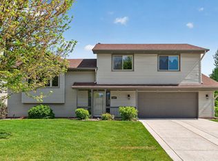 2287 Helmo Ct N, Oakdale, MN 55128