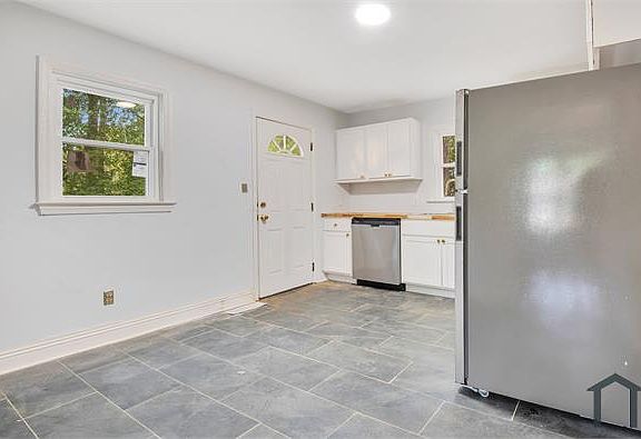 3rd image of 4914 Walnut Dr