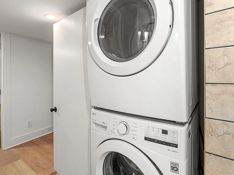 1611 E Spring St #B — Photo 12