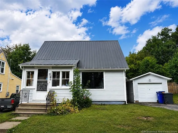 146 Saint James St, Woodstock, NB E7M 2T7