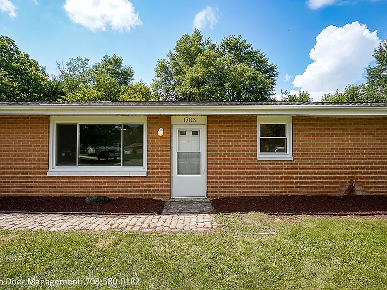 1703 Pinewood Ln #1703 — Photo 1