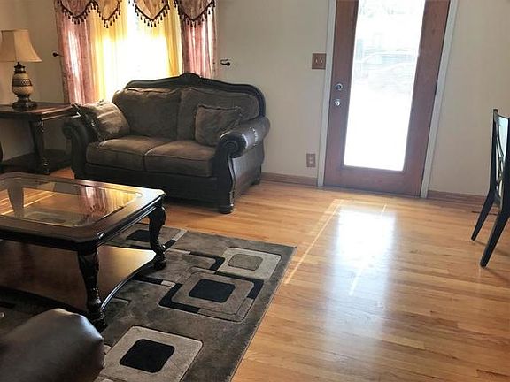 4th image of 1015 Oakland Dr