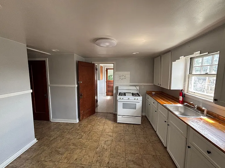 23 New York Ave — Photo 2