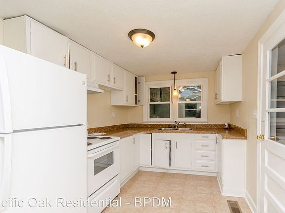 5th image of 132 Lakewood Dr