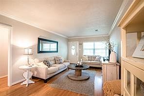 2nd image of 902 W 42nd St